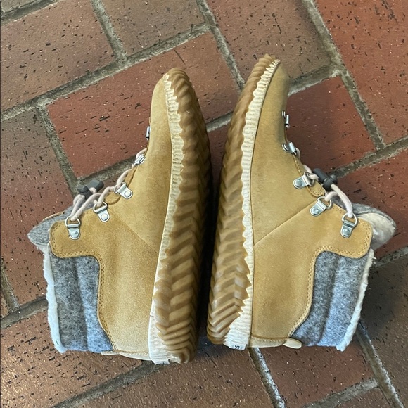 Sorel Out N About Conquest Tan and Gray Winter Boots - Picture 5 of 7